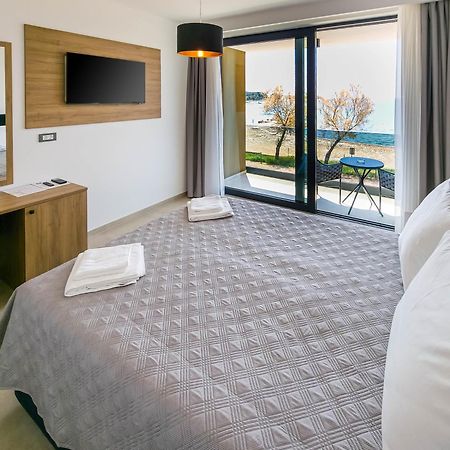 Maresole Beachfront Residence Пореч Екстер'єр фото
