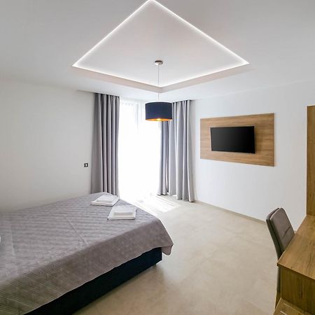 Maresole Beachfront Residence Пореч Екстер'єр фото