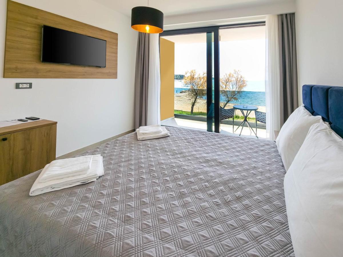 Maresole Beachfront Residence Пореч Екстер'єр фото