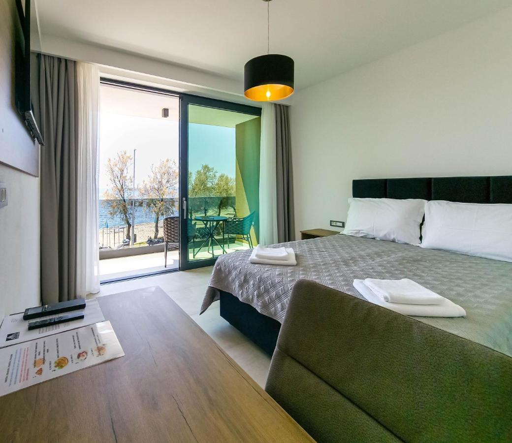 Maresole Beachfront Residence Пореч Екстер'єр фото